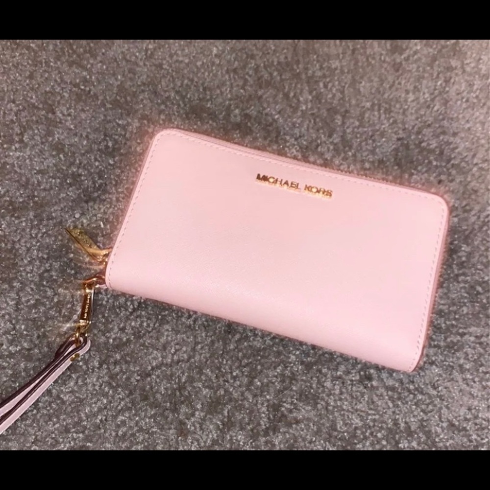 Michael Kors Pink Wallet - Picture 1 of 3